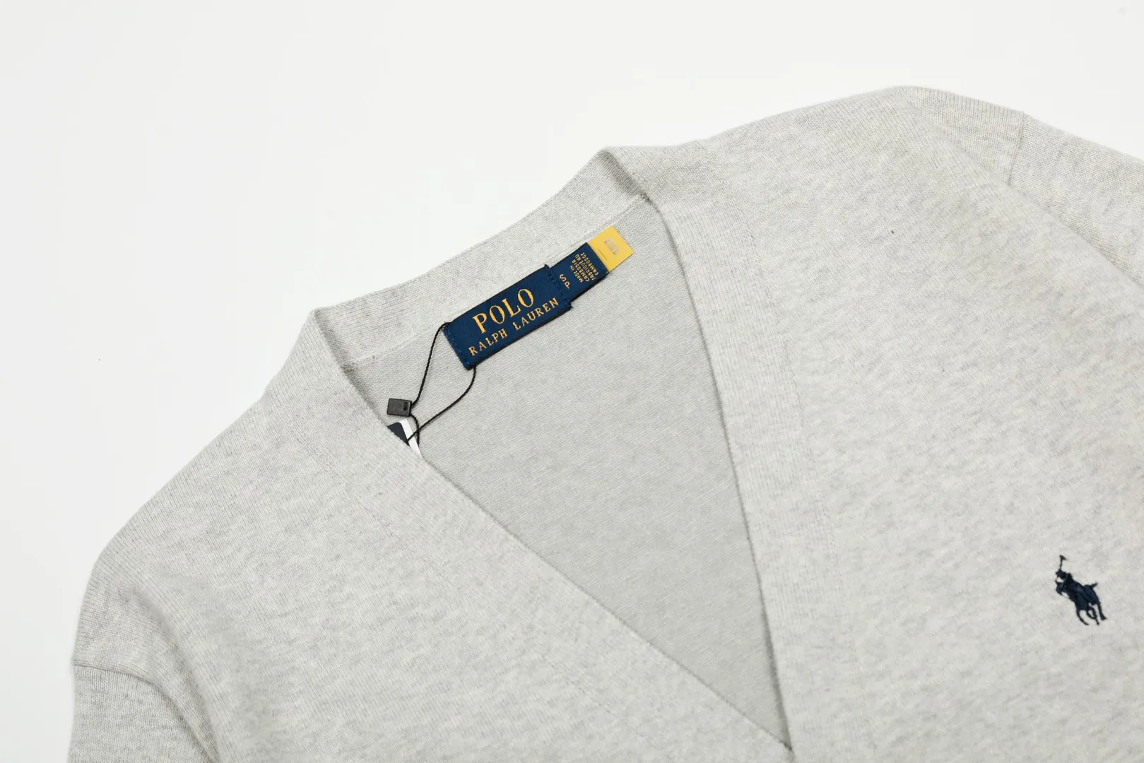 P250 Top quality" Style number: DS813# (not off the shelves all year round) [Ralph Lauren V-neck solid color pony embroidered logo jersey basic cardigan] ✅Ralph Lauren Ralph Lauren classic basic versatile knitted cardigan jacket for men and women couples ✅Main supplier platform live broadcast Wholesale entity Replenish when out of stock Not off the shelf ✅ZP quality 1:1 version Scan the code to enter the GF website Counter quality ✅Detailed quality is the only one in Guangzhou Imported quality cotton yarn, focusing on high-end, cost-effective, good quality needless to say. ✅Restore the original version. The maximum size can be worn up to 180 pounds. Loose, comfortable and stress-free. ✅The upper body is simple and easy to match. A must-have item for ootd. Good-looking clothes are never picky. A must-have for couples of the same style. Size: S-XL. Color: black, off-white, gray, navy.